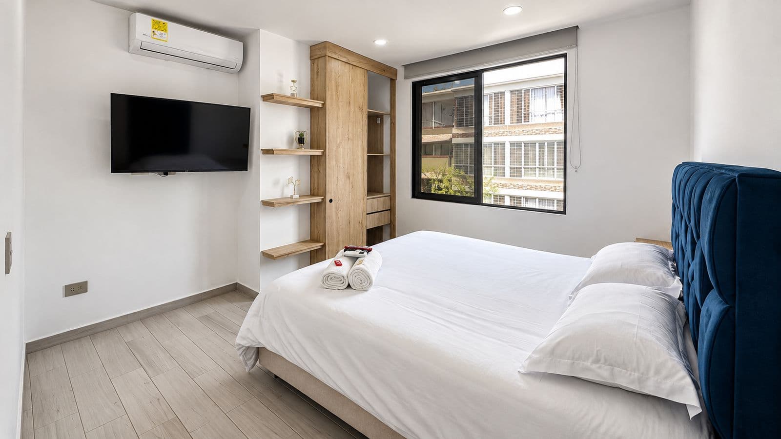 Cama doble con cabecero azul