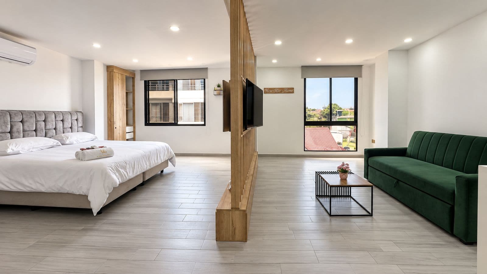 Suite con cama, sala verde y ventana en Hotel Station 23, Ibagué